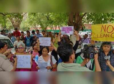 ಸಿಜೆಐಗೆ ಕ್ಲೀನ್‌ಚಿಟ್‌ ವಿರುದ್ಧ ಪ್ರತಿಭಟನೆ, 17 ಮಹಿಳೆಯರು ವಶಕ್ಕೆ