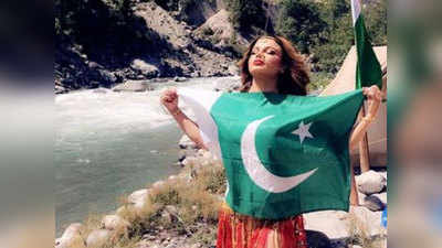 पाकिस्तानी झंडे के साथ क्या कर रही हैं Rakhi Sawant?