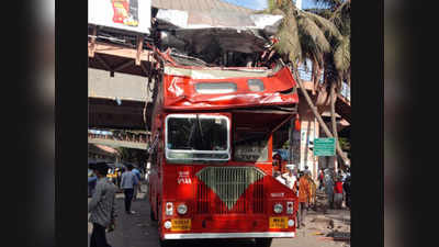 मुंबई: बेस्टची डबल डेकर बस कमानीला धडकली
