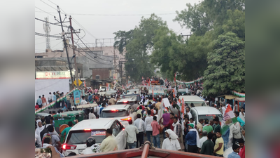 प्रियंका गांधी के रोडशो में फंसा मेनका गांधी का काफिला, पुलिस ने कराया पार