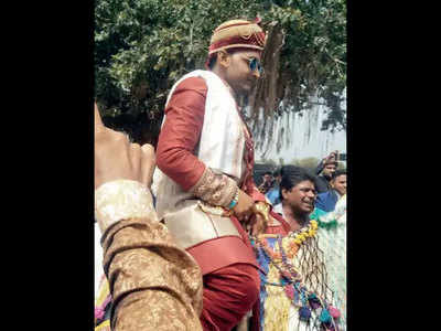 गुजरात : दलित दूल्हा घोड़ी पर सवार हुआ, गांव ने समुदाय का किया बहिष्कार