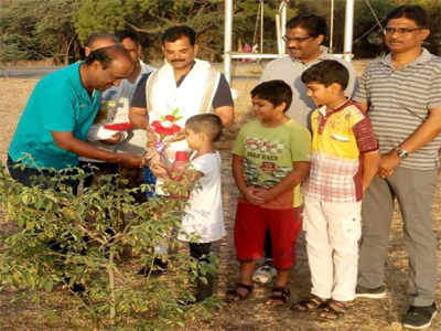 झाडे जगवणाऱ्या परिवाराचे कौतुक