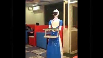 कर्नाटक: होटेल में खाना सर्व कर रही लेडी रोबॉट, देखने को लगा लोगों का तांता