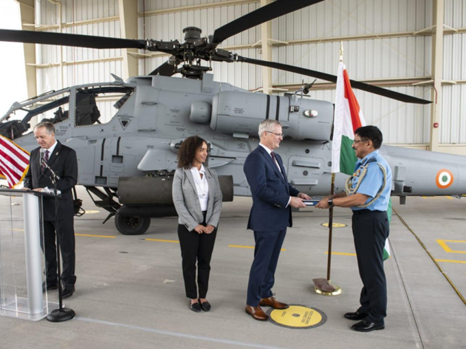 इंडियन एयरफोर्स को हेलिकॉप्‍टर सौंपते अमेरिकी अधिकारी