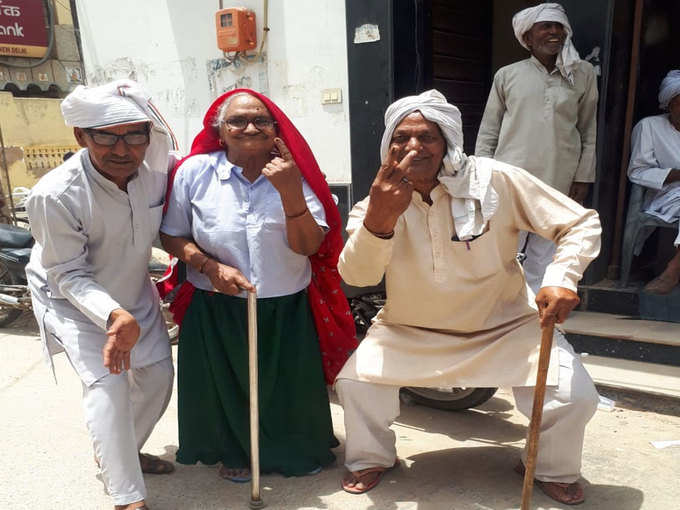 नजफगढ़ में छठे चरण के मतदान के दौरान बुजुर्गों में दिखा गजब का उत्साह
