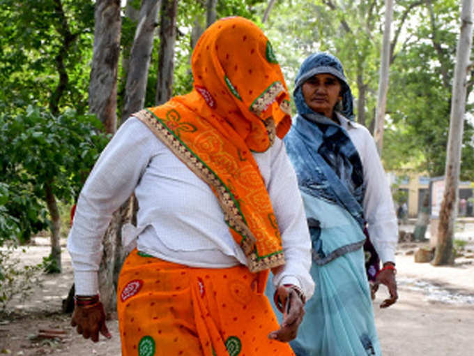 अलग वेश, अलग संस्कृति...लोकतंत्र का टीका एक