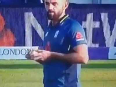 Liam Plunkett: பந்தை நகத்தால் சுரண்டி சேதப்படுத்திய இங்கிலாந்தின் பிளங்கட்..: இதுக்கெல்லாம் நடவடிக்கை இல்லையா?