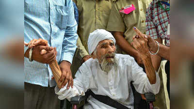 जब वोट देने आए 111 साल के सिलेब्रिटी वोटर बच्चन सिंह