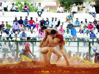 ಪ್ರೇಕ್ಷಕರ ಮನಗೆದ್ದ 25 ಜೋಡಿ ನಾಡಕುಸ್ತಿ