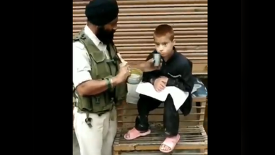 भूख से तड़पते बच्‍चे को जम्‍मू-कश्‍मीर पुलिस के जवान ने खिलाया खाना, विडियो वायरल