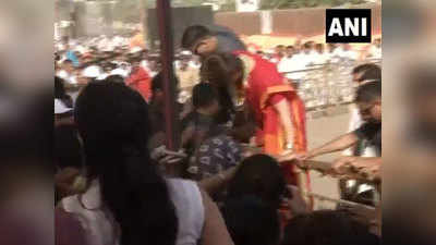 विडियो: ...और जब अचानक बैरिकेडिंग फांदकर समर्थकों के बीच पहुंच गईं प्रियंका गांधी