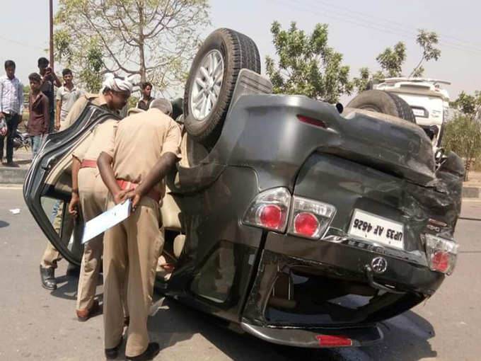 बुरी तरह क्षतिग्रस्त हुई गाड़ियां