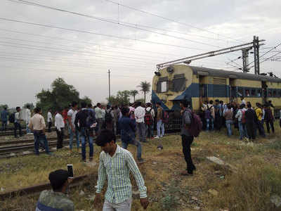 दिल्ली-हावड़ा रूट पर गलत दौड़ा दी लोकल ट्रेन