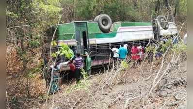 Karimnagar: గుట్కా వేసుకున్న డ్రైవర్.. బస్సు బోల్తా