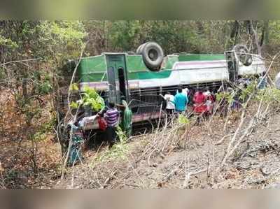 Karimnagar: గుట్కా వేసుకున్న డ్రైవర్.. బస్సు బోల్తా