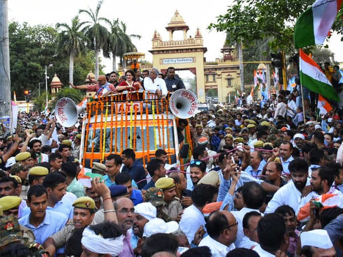 रोड शो में जुटे कांग्रेस के कार्यकर्ता