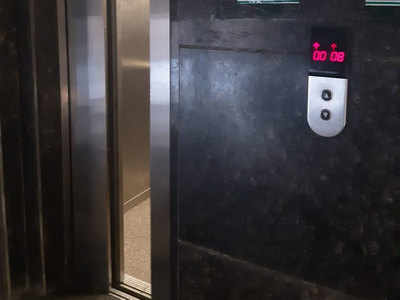लिफ्ट बंद होने से आधा घंटा फंसा रहा परिवार