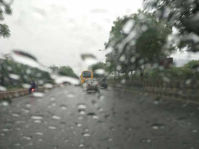 दिल्ली में खुशगवार हुआ मौसम, हल्की बारिश की संभावना