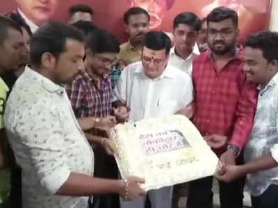 ठाणे: NCP प्रत्याशी आनंद परांजपे ने काटा केक, लिखा था- देश का चौकीदार ही चोर है