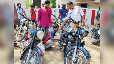 हैदराबादः ट्रैफिक पुलिस का विशेष अभियान, ज्यादा शोर करने वाले बाइक से निकाल रहे साइलंसर