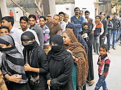 दिल्ली में इस बार महिलाओं ने खूब किया मतदान, 3 सीटों पर पुरुषों से निकली आगे