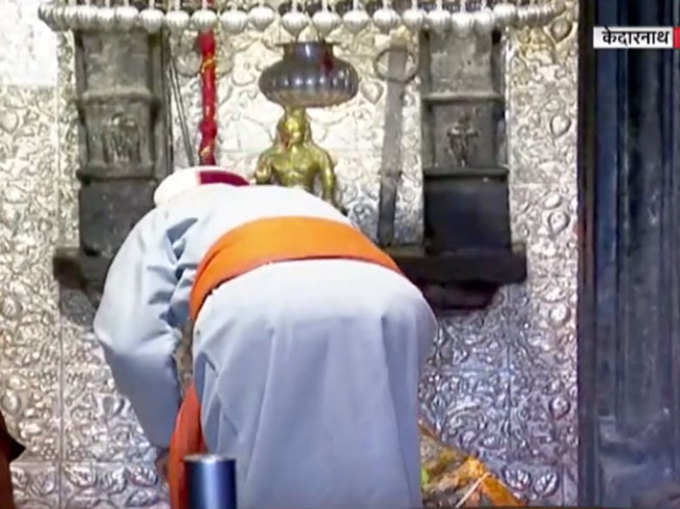 केदारनाथ मंदिर में पूजा करते पीएम नरेंद्र मोदी।