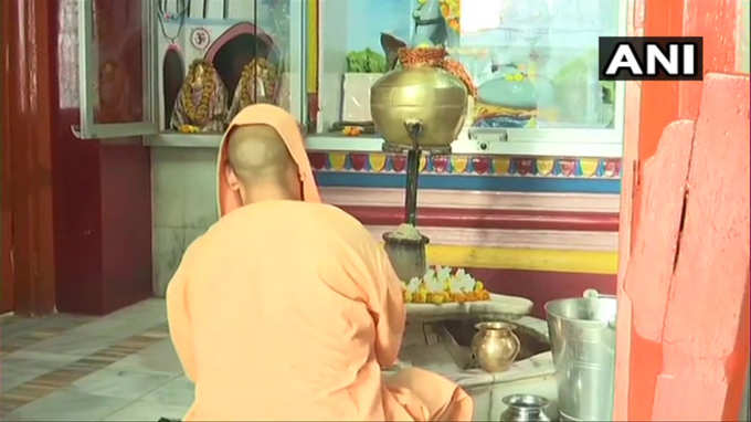 गोरखनाथ धाम में पूजा-अर्चना करते योगी