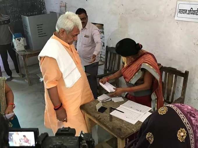 केंद्रीय रेल राज्यमंत्री मनोज सिन्हा मतदान करते हुए (रिपोर्ट- दिनेश मिश्र)