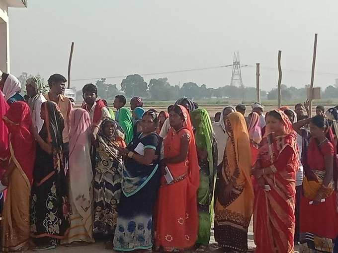 गाजीपुर जिले में मतदान के लिए लगी मतदाताओं की लंबी कतार (रिपोर्ट- दिनेश मिश्र)