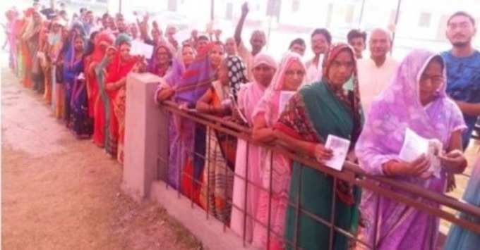 नक्सल प्रभावित सोनभद्र जिले के रॉबर्ट्सगंज लोकसभा क्षेत्र के लिए मतदान के लिए लगी मतदाताओं की कतार (रिपोर्ट- दिनेश मिश्र)