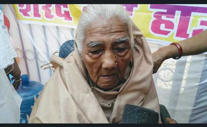 वाराणसी के सारनाथ में सारंग तालाब के पास बने बूथ पर 90 वर्षीय महिला ने वोट दिया। वह कांपते होठों से बोलीं, अब तक हर चुनाव में वोट दिया है। (रिपोर्ट- दिनेश मिश्र)