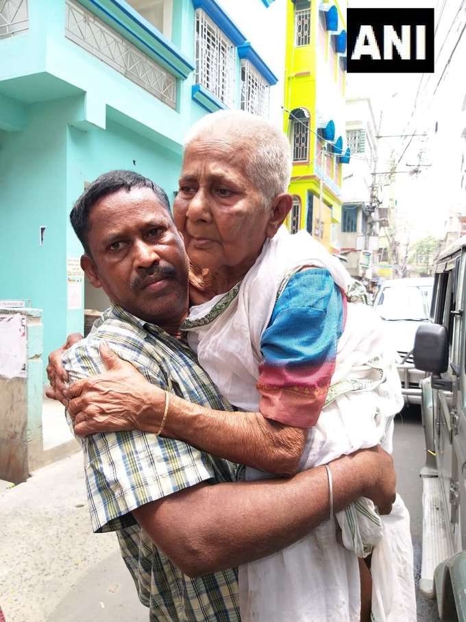 மேற்குவங்க மாநிலம் தும் தும் மக்களவை தொகுதியில் 80 வயது மூதாட்டி தனது வாக்கைப் பதிவு செய்தார். அவருடைய மகன் மூதாட்டியை தூக்கிக் கொண்டு, வாக்குச்சாவடிக்கு சென்றுள்ளார்.