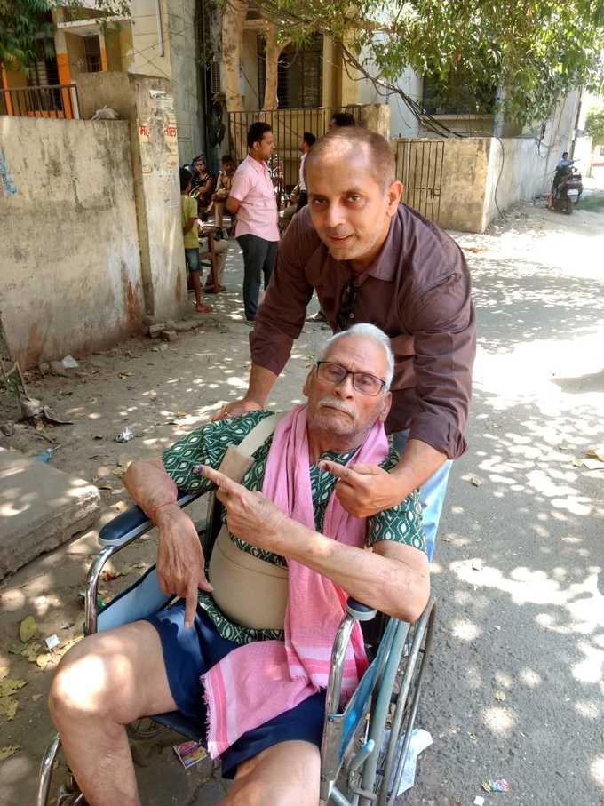 वाराणसी: जज्बे को सलाम, ऑपरेशन होने के बावजूद रवींद्र नारायण सिंह अपने पुत्र के साथ वाराणसी में बूथ संख्या-51 में मतदान करने पहुंचे। (रिपोर्ट- दिनेश मिश्रा)