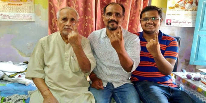 वाराणसी: तीन पीढ़ियां एक साथ मतदान करने के बाद उंगली पर लगी स्याही दिखाते हुए।