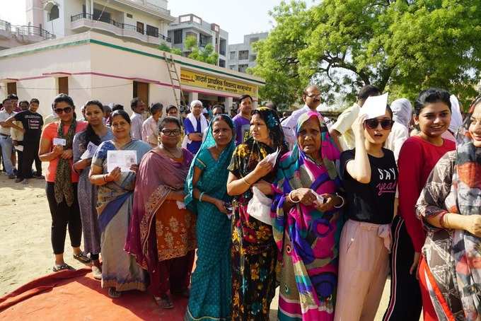 वाराणसी: तपती दोपहर में पीएम के संसदीय क्षेत्र में मतदान के लिए लगी महिलाओं की कतार