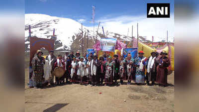 दुनिया के सबसे ऊंचे मतदान केंद्र पर  सज-धजकर पहुंचे मतदाता