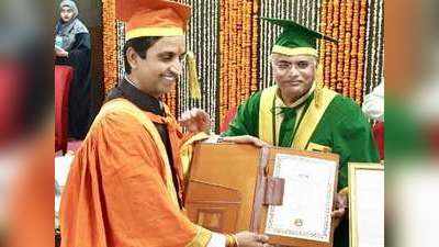 मंगलायतन विश्वविद्यालय ने कुमार विश्वास को डी-लिट की मानद उपाधि से किया सम्मानित