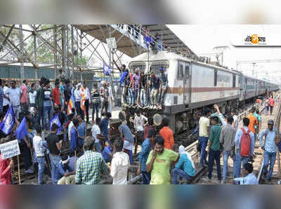 ১৪৪ ধারাতেও তপ্ত কাঁকিনাড়া! ট্রেনে ছোড়া হল বোমা-ইট, আতঙ্কে হুড়োহুড়ি