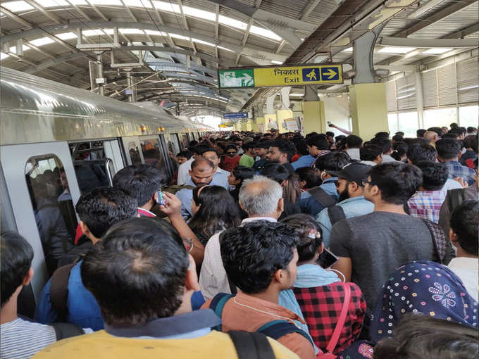 दिल्ली मेट्रो येलो लाइन के छतरपुर स्टेशन पर आई गड़बड़ी