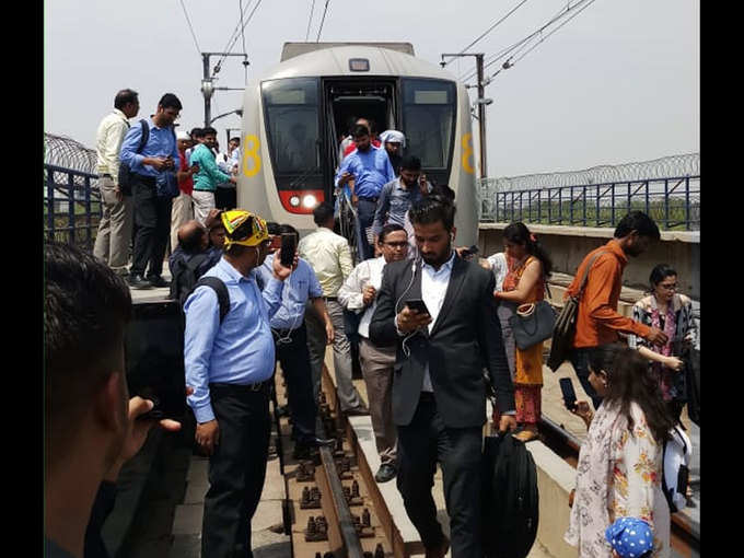 दो स्टेशनों के बीच रुकी मेट्रो, ट्रैक पर चलकर स्टेशन पहुंचे यात्री