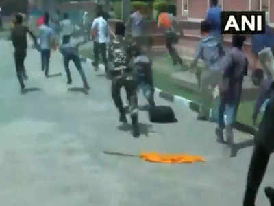 बिहार: दरभंगा में छात्रों पर पुलिस ने जमकर भांजी लाठियां, मचा हड़कंप