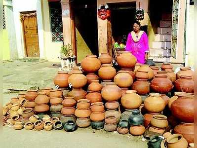 ಮೂಲೆಗೆ ಸರಿಯುತ್ತಿರುವ ಮಣ್ಣಿನ ಪಾತ್ರೆಗಳು