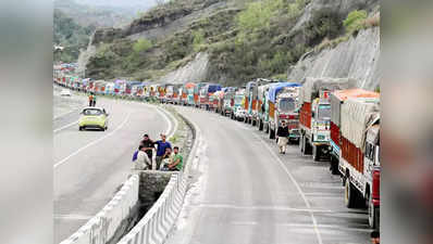 जम्मू-श्रीनगर हाइवे पर असैन्य यातायात से सोमवार को हटेगी पाबंदी
