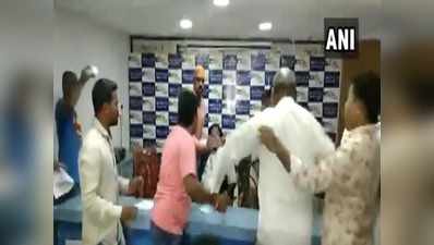 हैदराबाद: प्रेस क्लब में हंगामा, अनुसूचित जाति परिरक्षण समिति के अध्यक्ष पर हमला