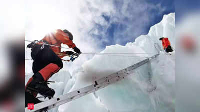 माउंट एवरेस्ट पर ट्रैफिक जाम, 200 से ज्यादा पर्वतारोहियों ने शिखर पर पहुंचने की कोशिश की