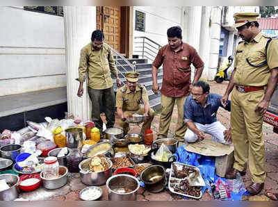 കോഴിക്കോട് ഹോട്ടലുകളിൽ നിന്ന് പഴകിയ ഭക്ഷണം പിടിച്ചു