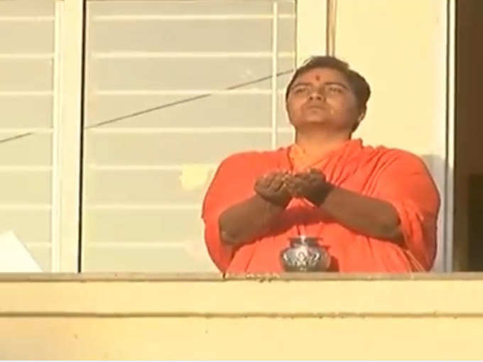 प्रज्ञा ठाकुर ने सूर्य उपासना के बाद किया ध्यान योग