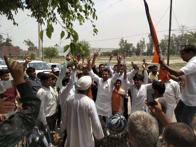 फरीदाबादः बीजेपी प्रत्याशी कृष्णपाल गुर्जर की बढ़त पर चंदावली में खुशी मनाते बीजेपी कार्यकर्ता।