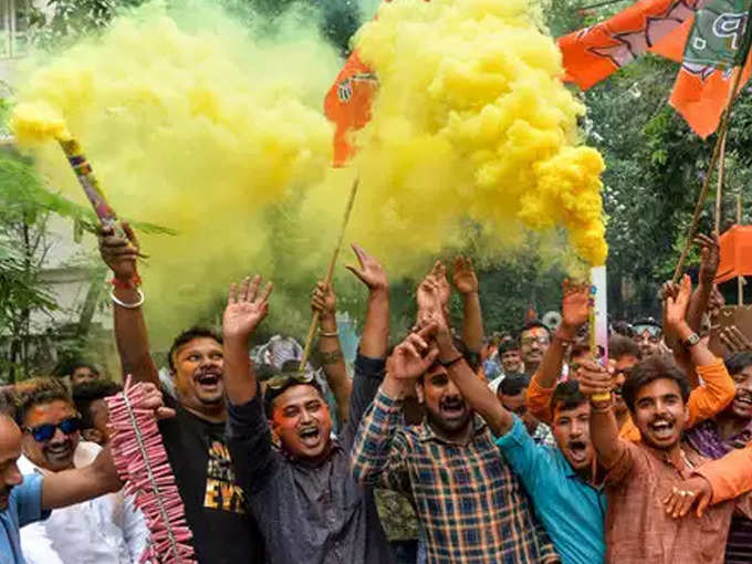 कोलकाता में भारतीय जनता पार्टी मुख्यालय के बाहर जय श्री राम की गूंज के बीच पार्टी कार्यकर्ता अबीर खेलकर खुशियां मनाते नजर आए।