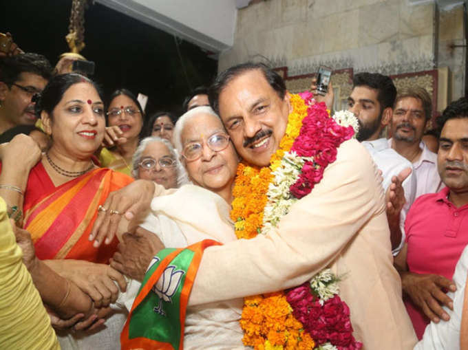 नोएडा: चुनाव में जीत के बाद सेक्टर-19 स्थित सनातन धर्म मंदिर में परिवार के साथ पूजा करने पहुंचे केंद्रीय मंत्री डॉ. महेश शर्मा।